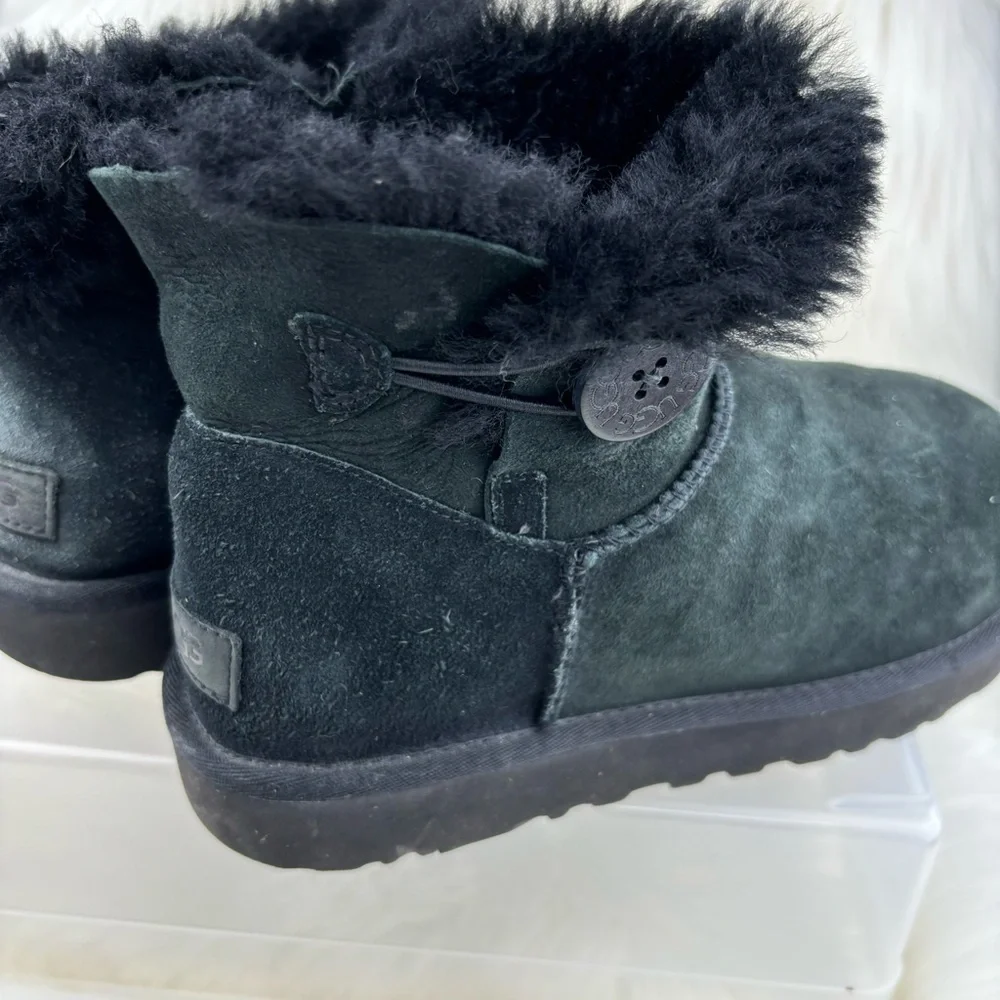 UGG ANKLE WINTER BOOTS SIZE 9 WOMAN